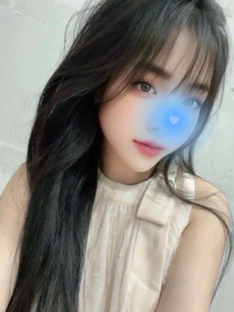 Gái gọi hàng top, mông tròn lắc lư, lồn ướt át chờ bạn xâm nhập.